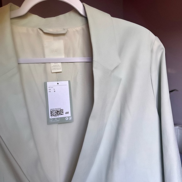 H&M Blazer, size large, never before worn (still has tags on) - Picture 2 of 2